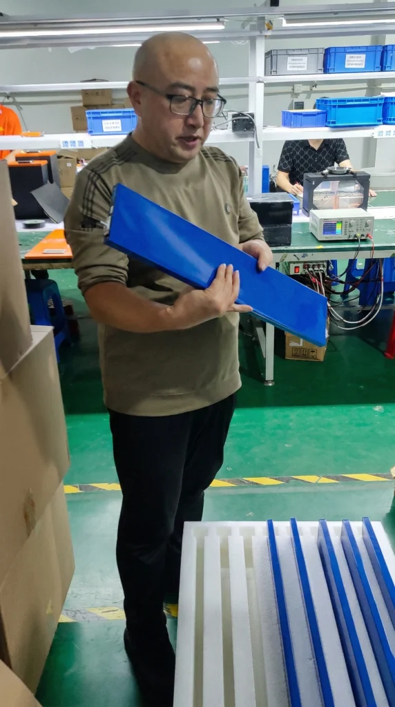 Vista da linha de montagem da bateria PACK da DLCPO, onde a gerência está inspecionando células de lítio de alta capacidade para projetos de energia personalizados.