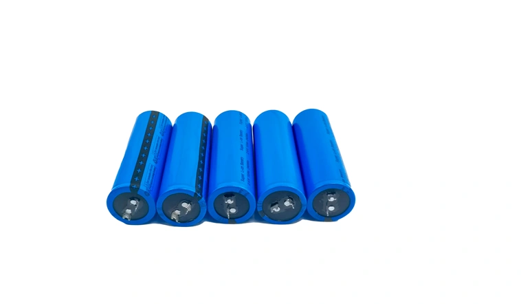 Five blue GREE Yinlong LTO 32140 9Ah cylindrical battery cells side-by-side, featuring the original factory blue wrap and 10C high-discharge terminals.